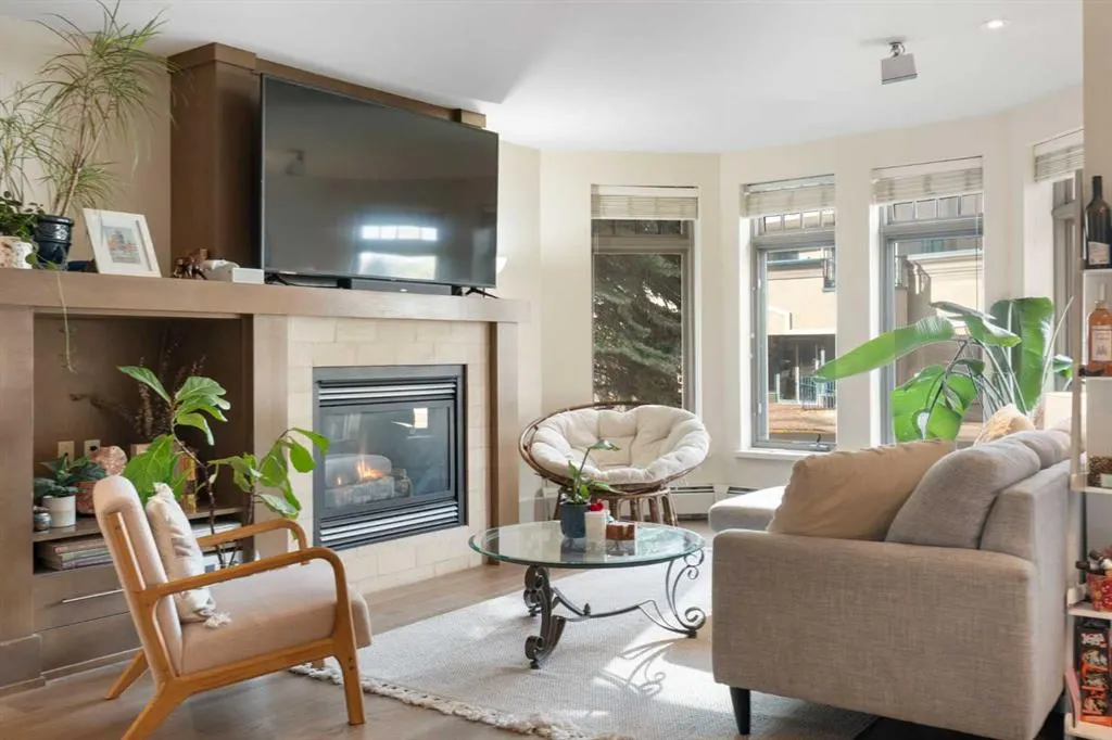 1407 Kensington Close NW, #102