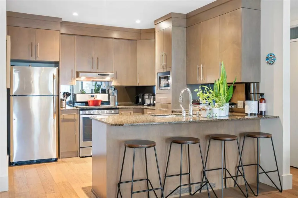 1407 Kensington Close NW, #102