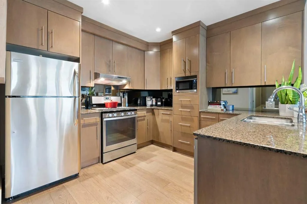 1407 Kensington Close NW, #102