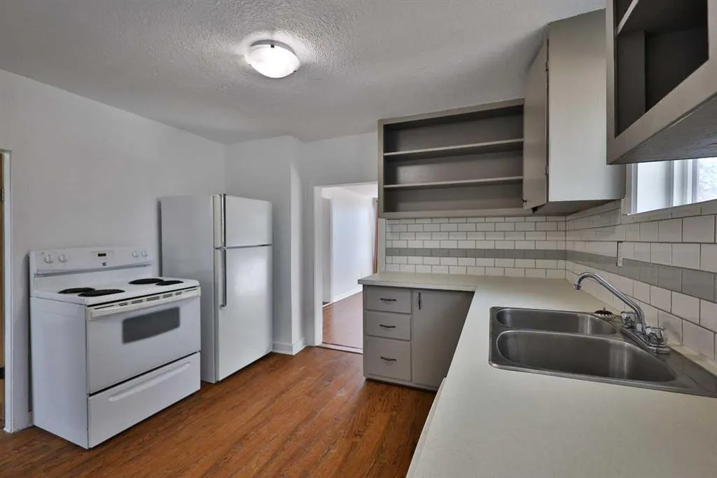 380 3 Street E