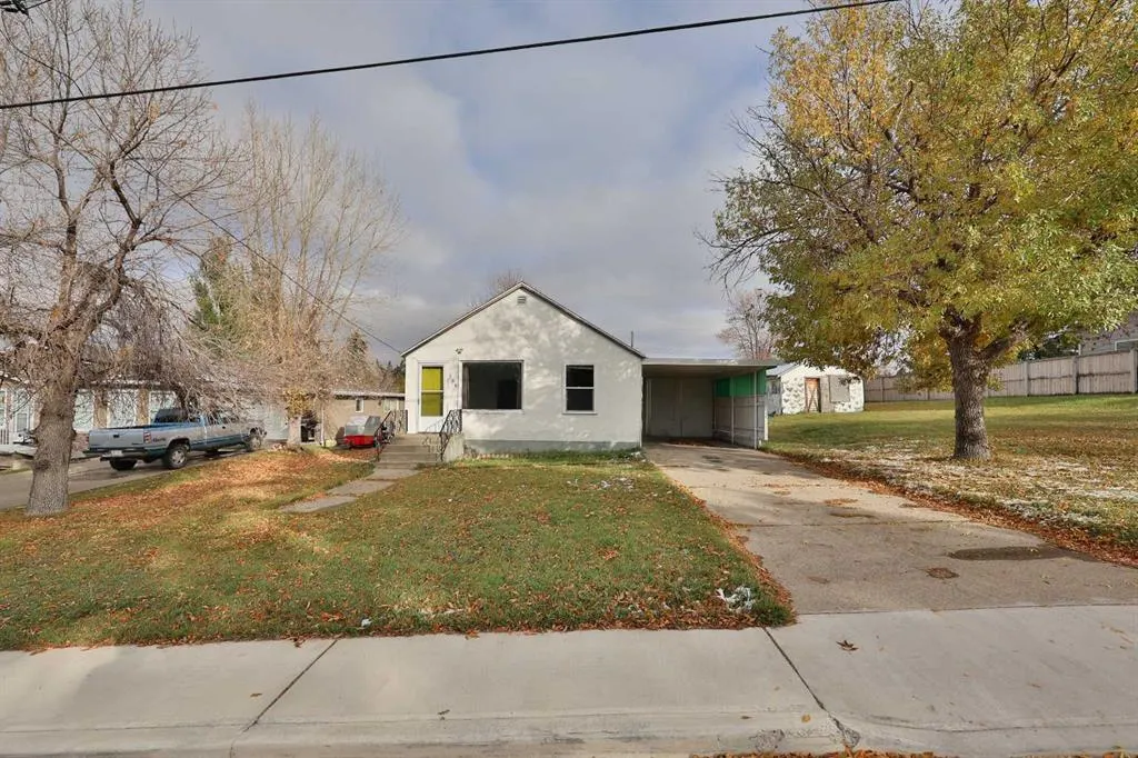 380 3 Street E
