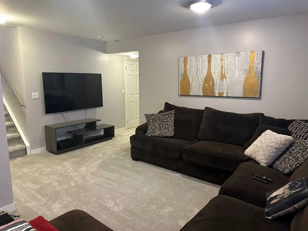 64 Elgin Meadows Manor SE