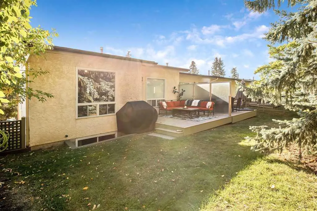 637 Strathcona Drive SW