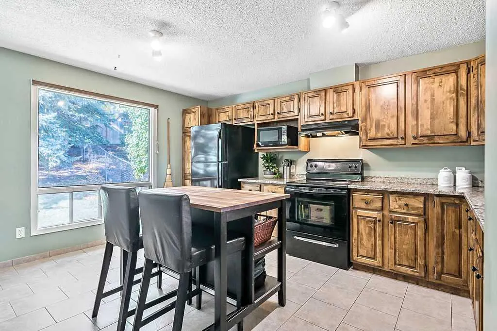 637 Strathcona Drive SW