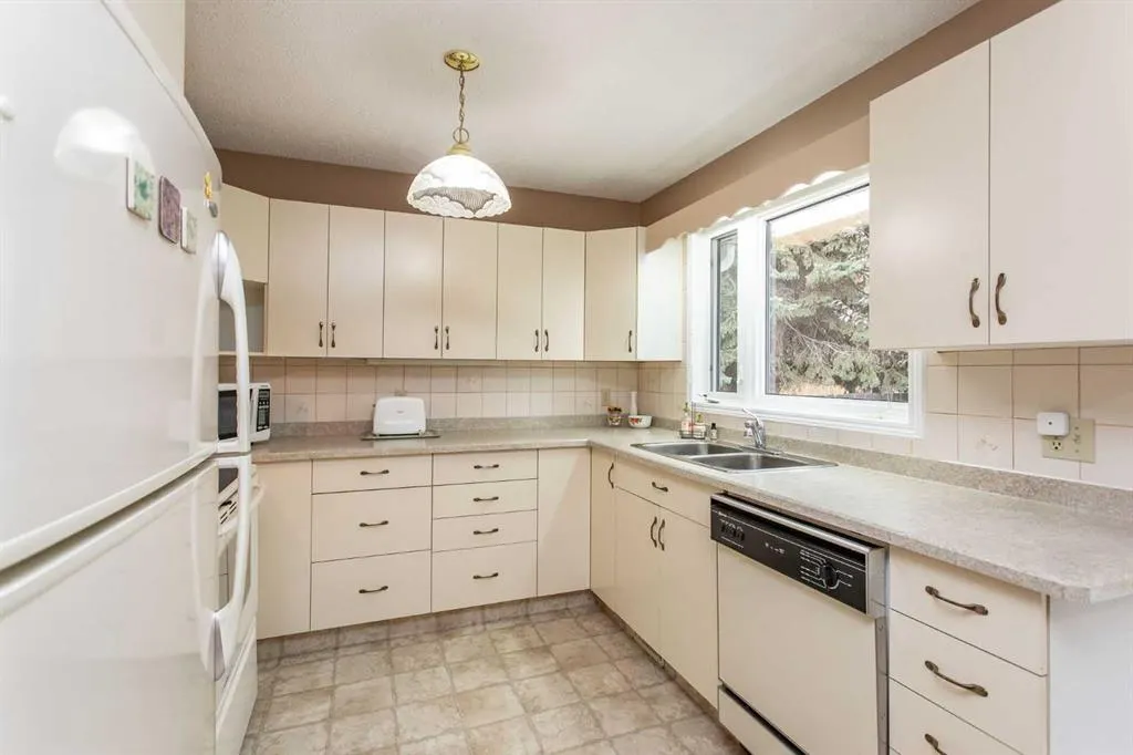 146 Welton Crescent