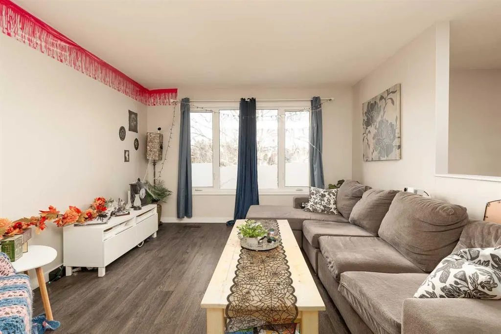 945 Columbia Boulevard W