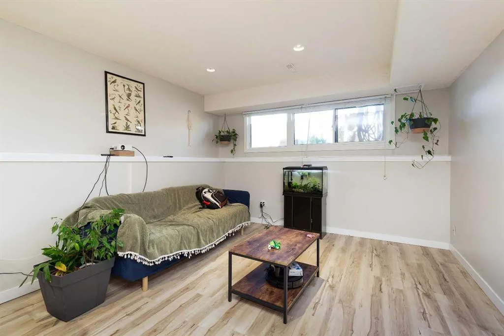 945 Columbia Boulevard W