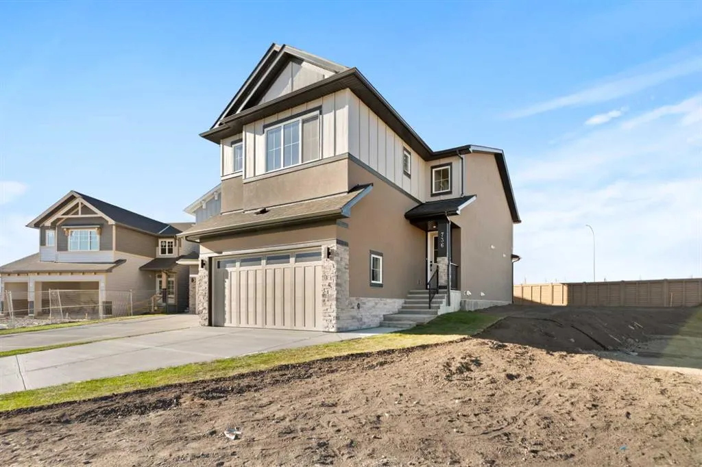736 Savanna Crescent NE