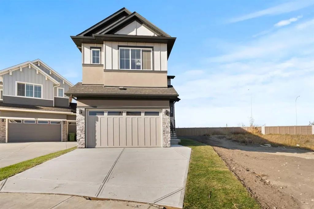 736 Savanna Crescent NE