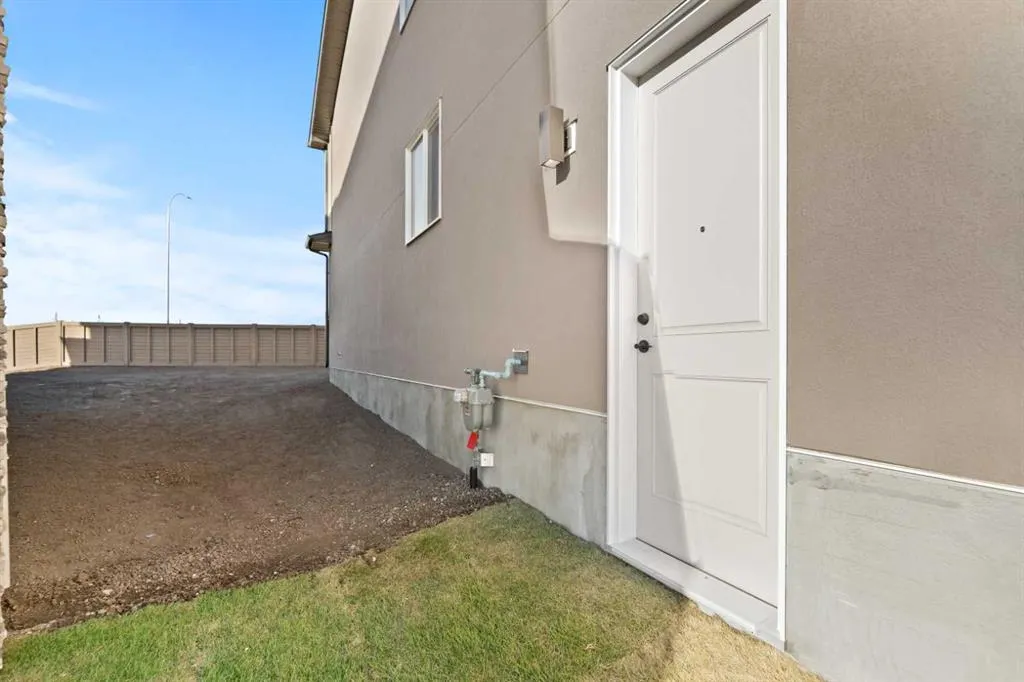 736 Savanna Crescent NE