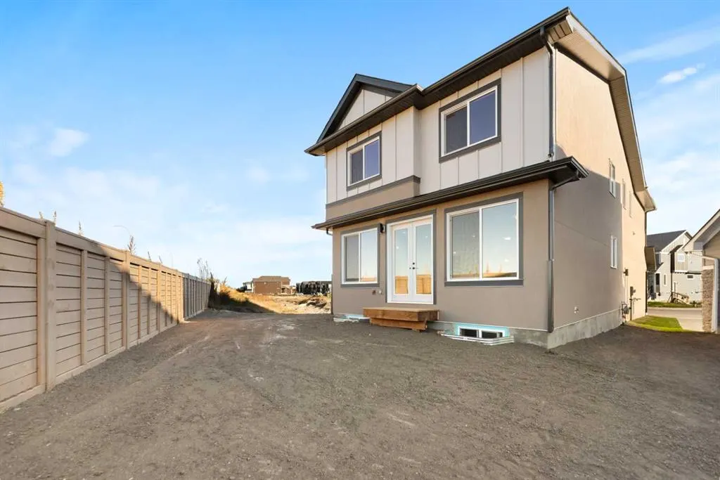 736 Savanna Crescent NE