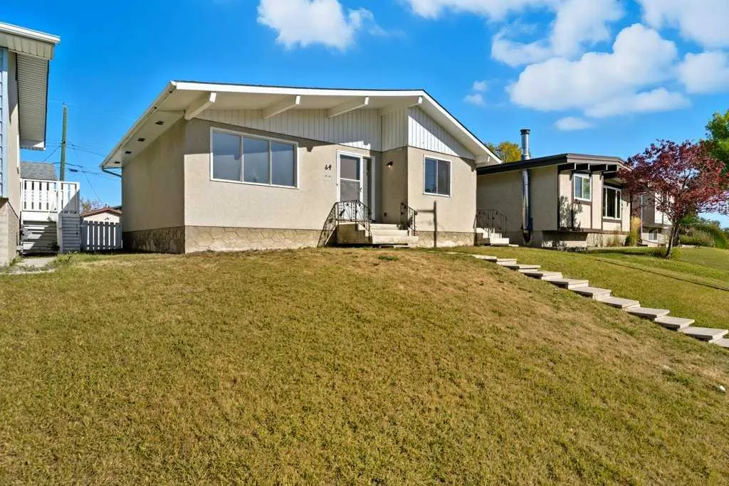 64 Maranda Close NE