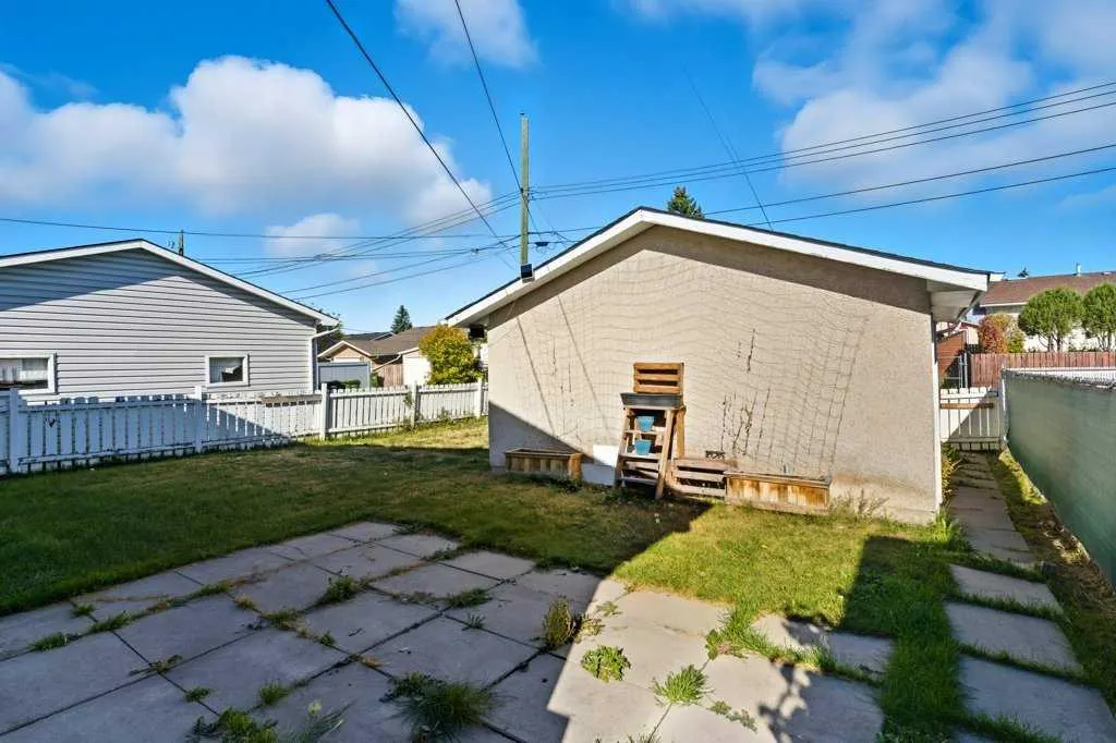 64 Maranda Close NE