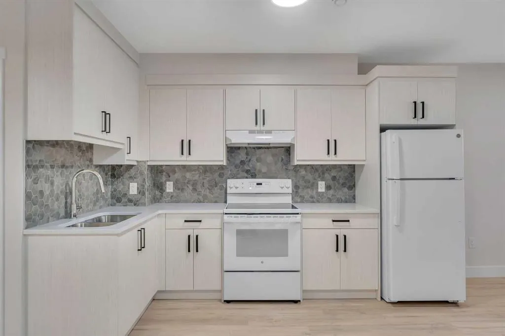 144 Saddlelake Manor NE