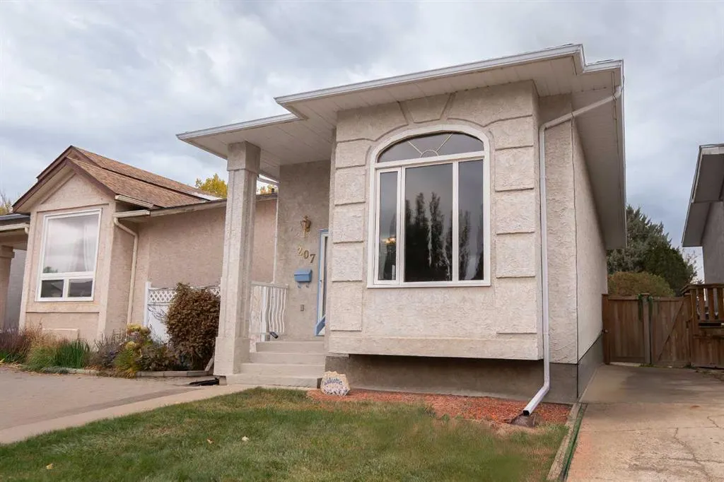 207 Mt Crandell Crescent W