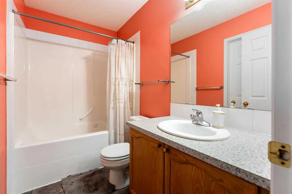 27 Saddlemont Manor NE