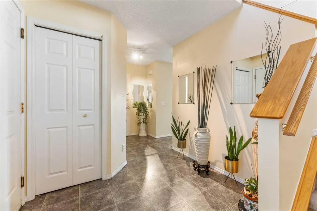 27 Saddlemont Manor NE