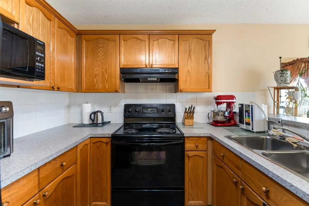 27 Saddlemont Manor NE