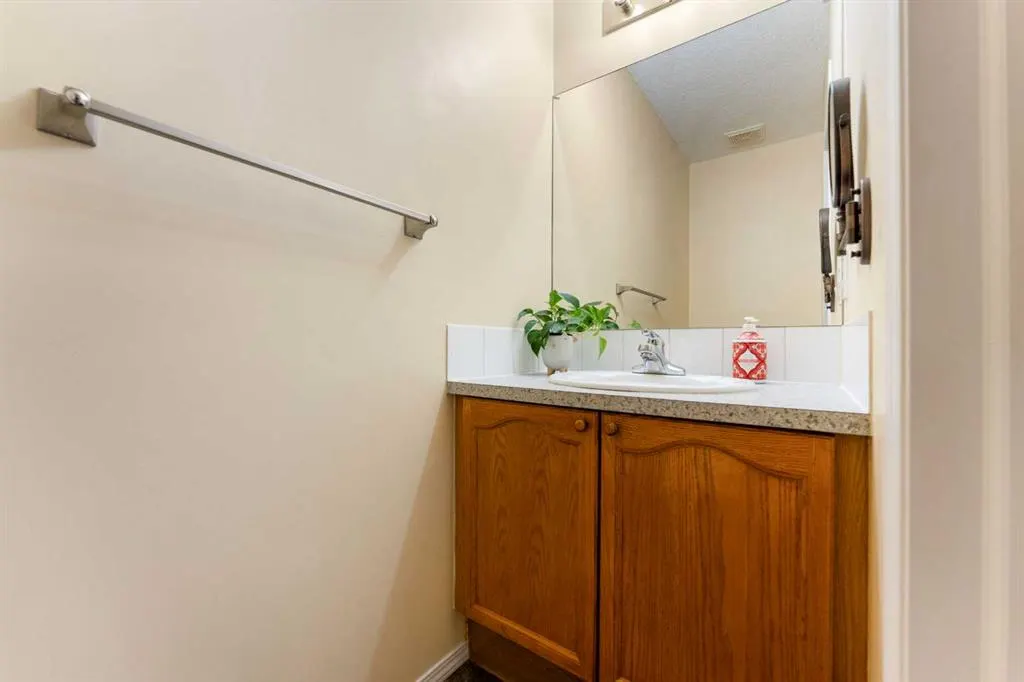27 Saddlemont Manor NE