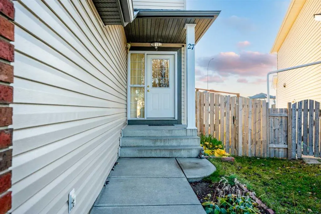 27 Saddlemont Manor NE
