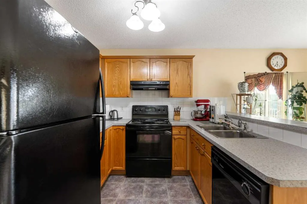 27 Saddlemont Manor NE