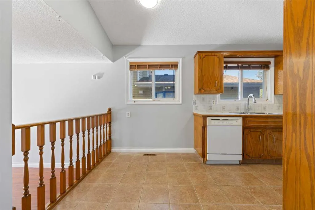 336 Whitworth Way NE