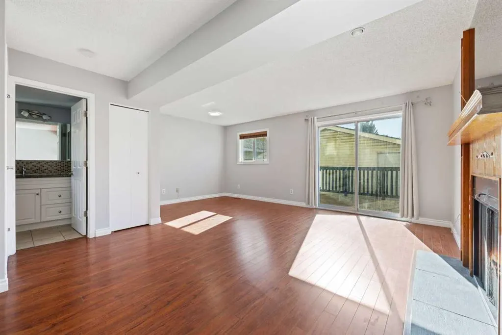 336 Whitworth Way NE