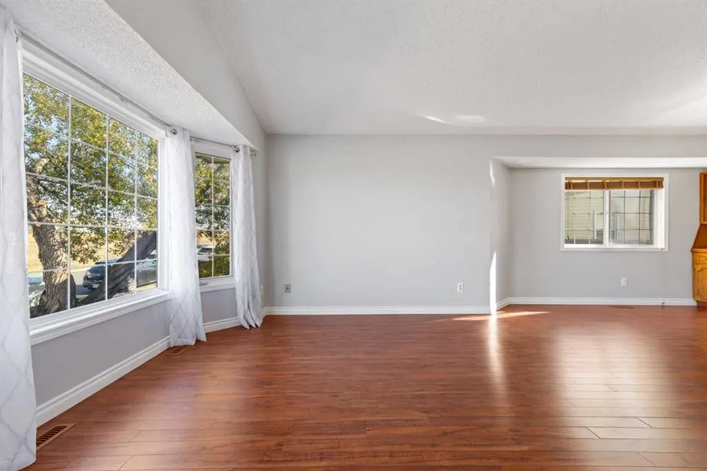 336 Whitworth Way NE