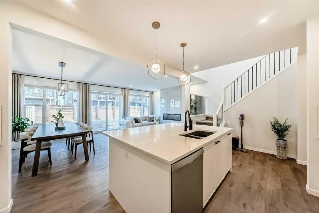 16 Lucas Passage NW