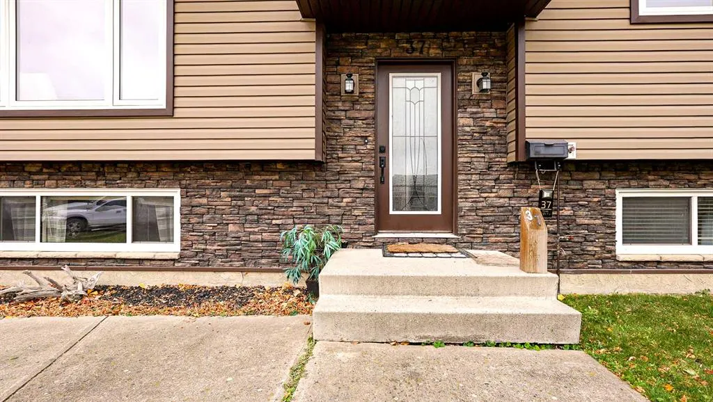 37 Ross Haven Way SE