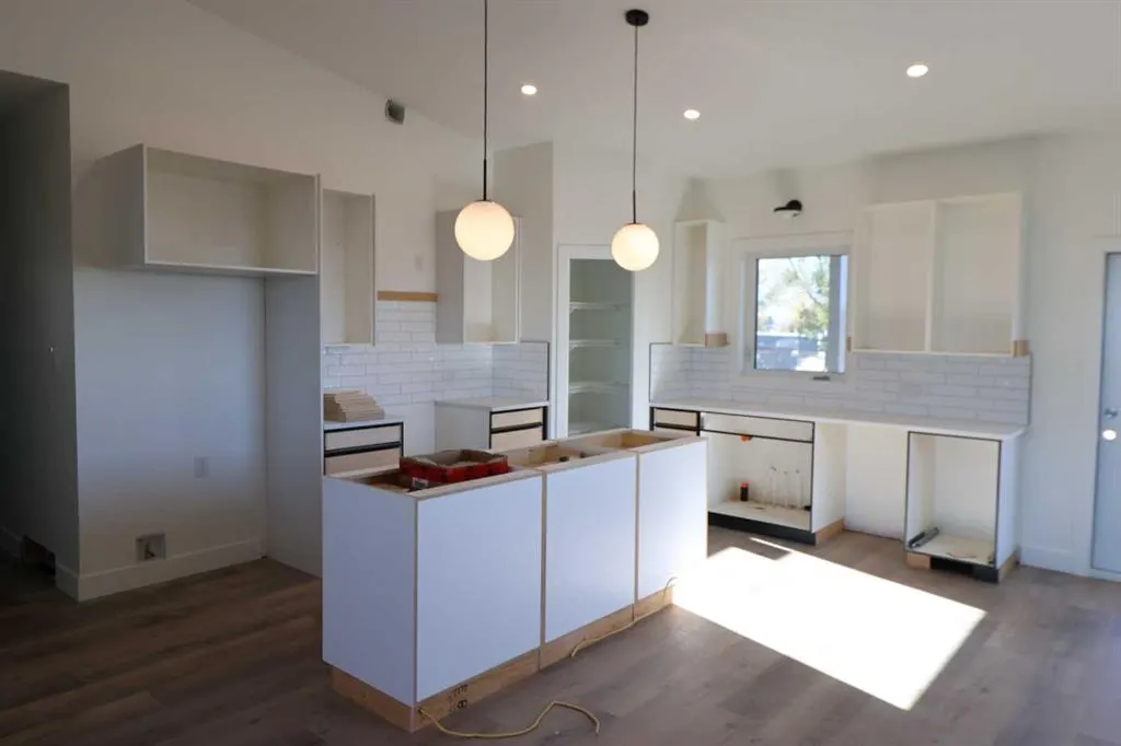 327 9 St