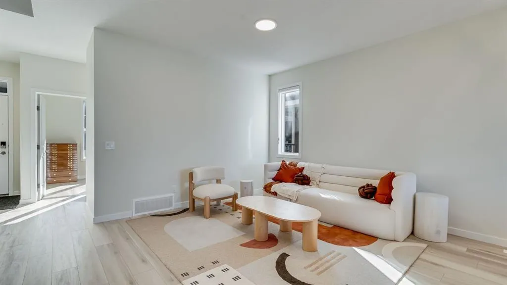 18 Amblehurst Path NW