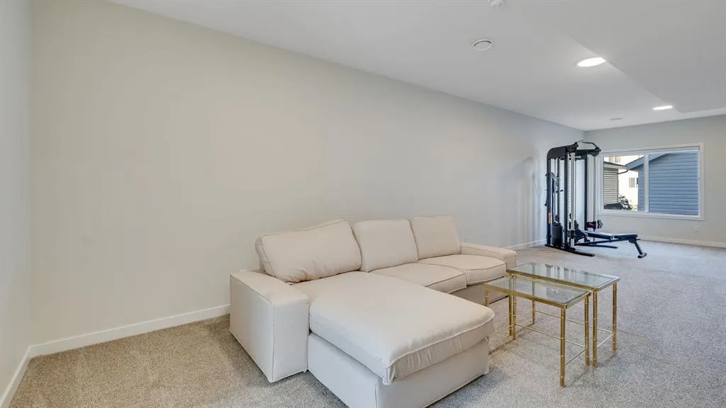 18 Amblehurst Path NW