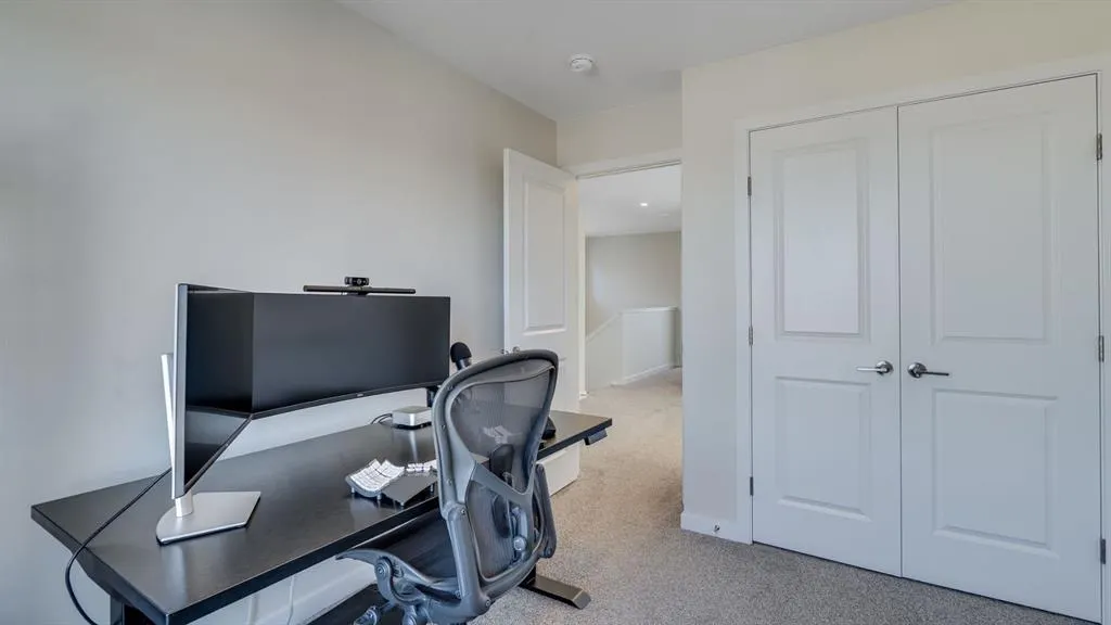 18 Amblehurst Path NW