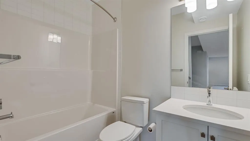 18 Amblehurst Path NW