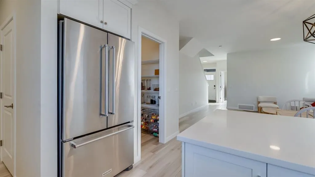 18 Amblehurst Path NW