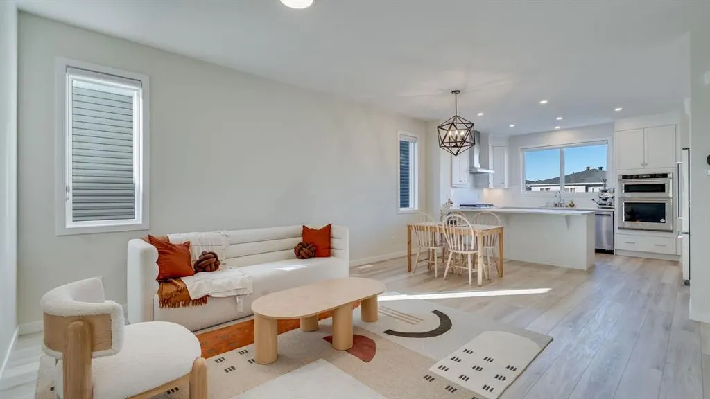 18 Amblehurst Path NW