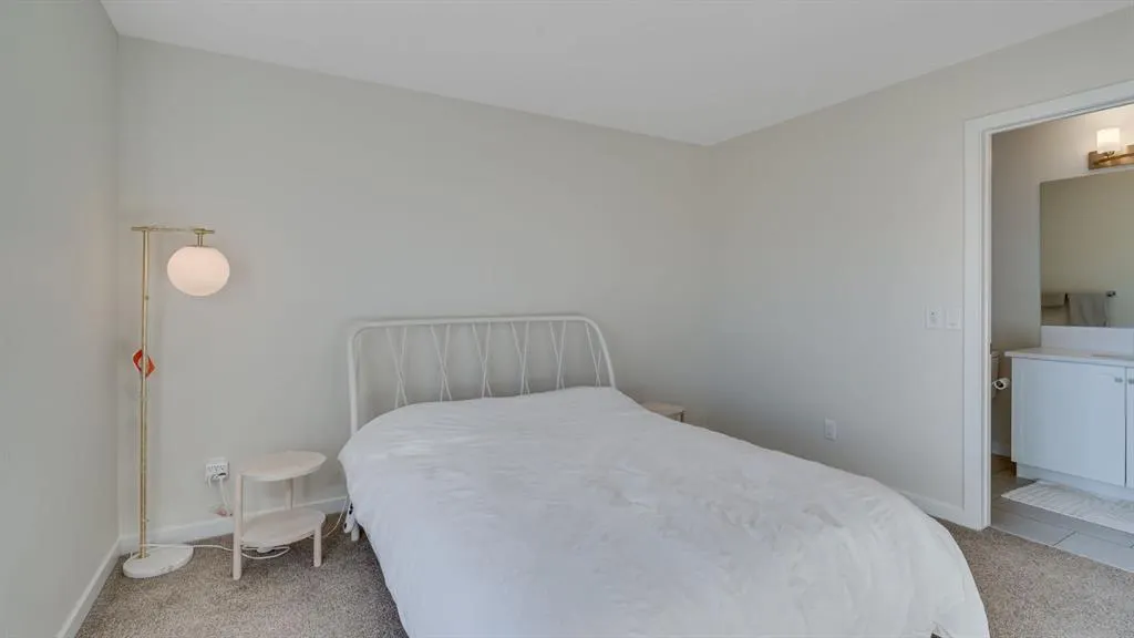 18 Amblehurst Path NW