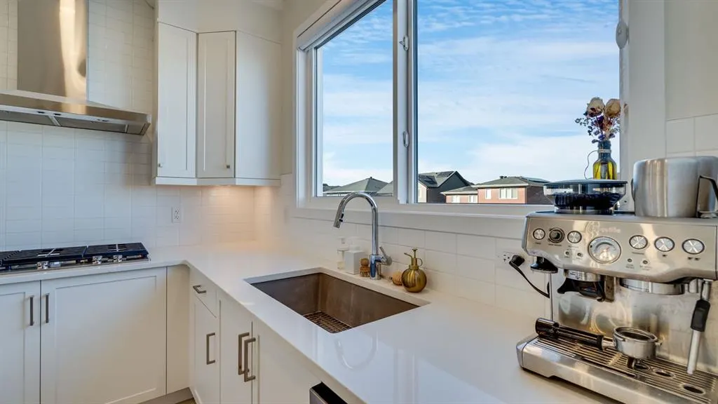 18 Amblehurst Path NW