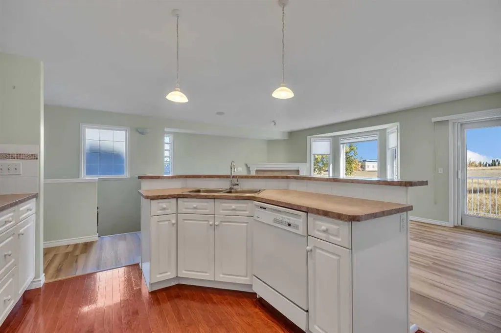 140 Valley Ridge Heights NW