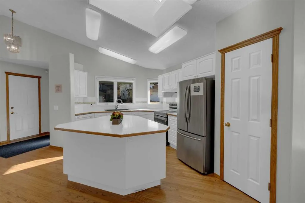 102 Edgebrook Heights NW