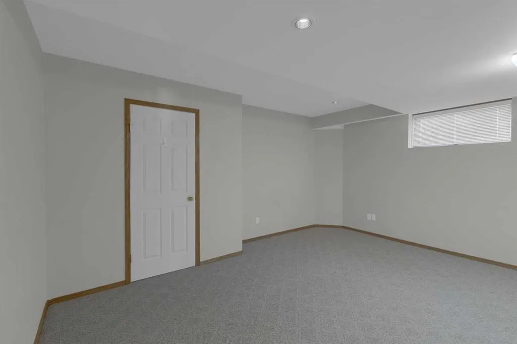 102 Edgebrook Heights NW