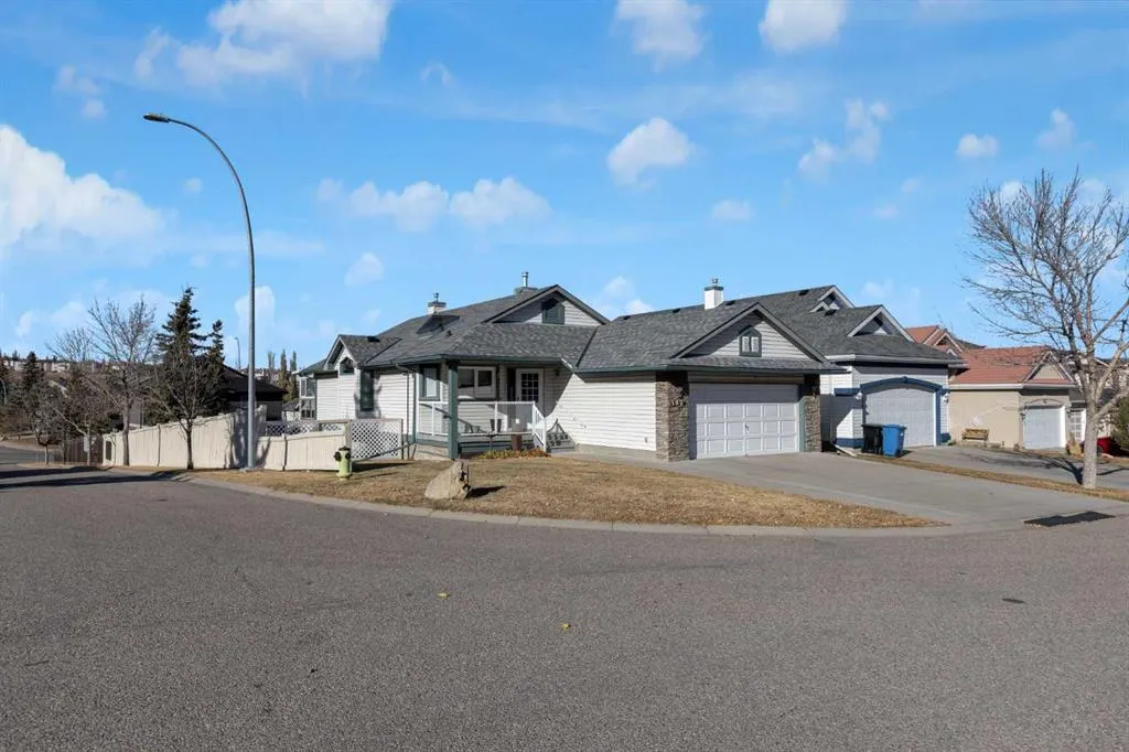 102 Edgebrook Heights NW