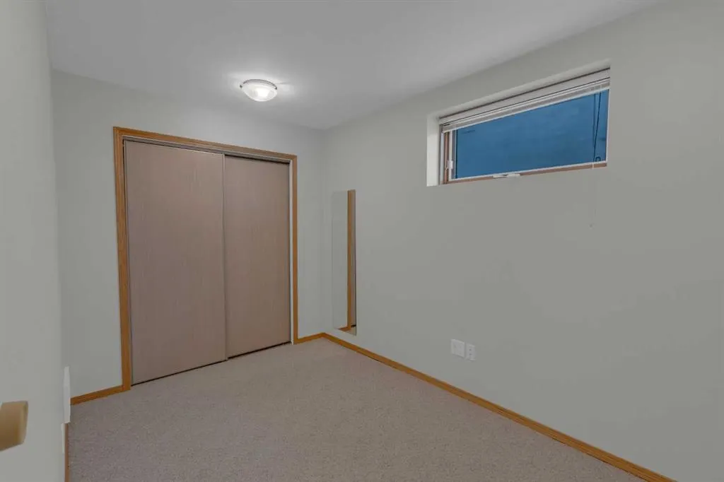 102 Edgebrook Heights NW