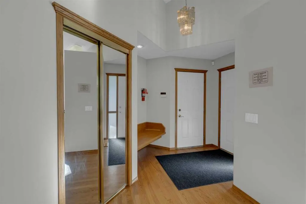 102 Edgebrook Heights NW