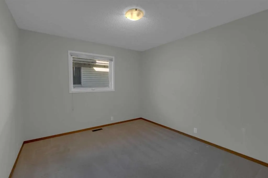 102 Edgebrook Heights NW