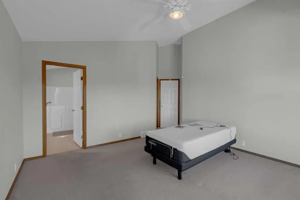 102 Edgebrook Heights NW