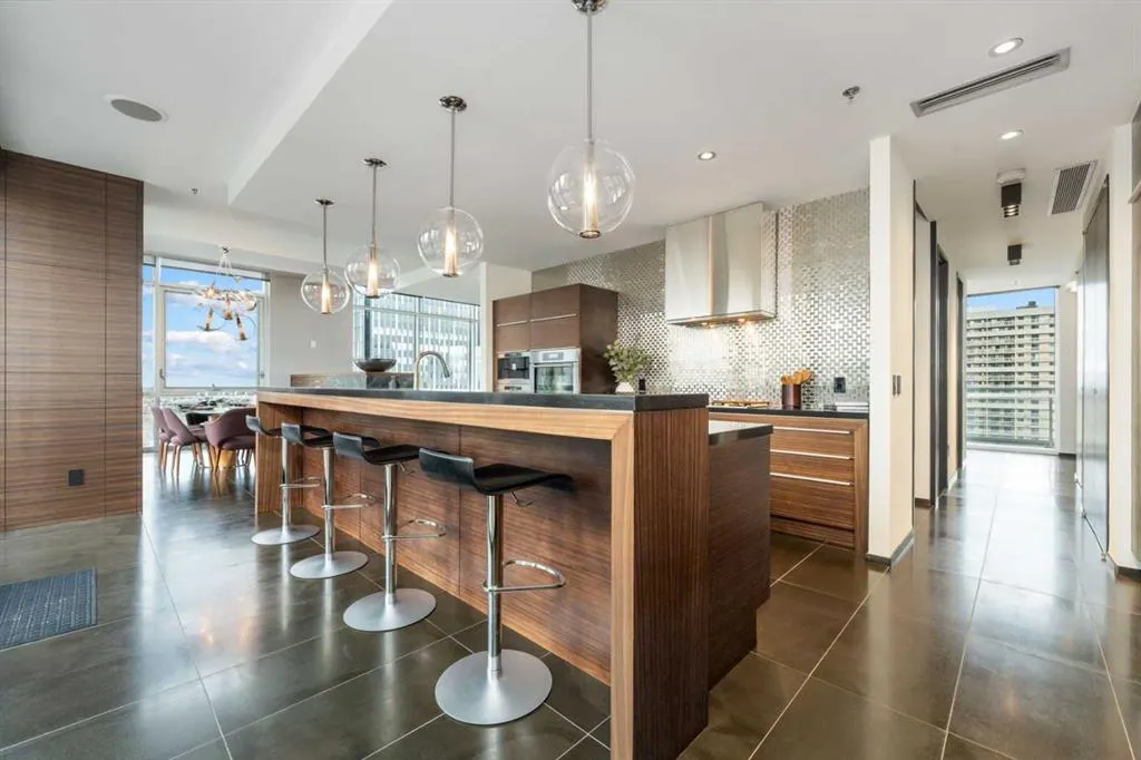 108 9th Avenue SW, #2004
