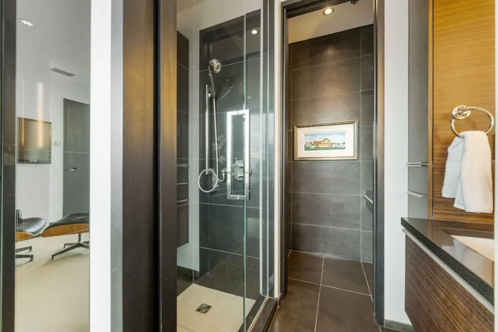 108 9th Avenue SW, #2004