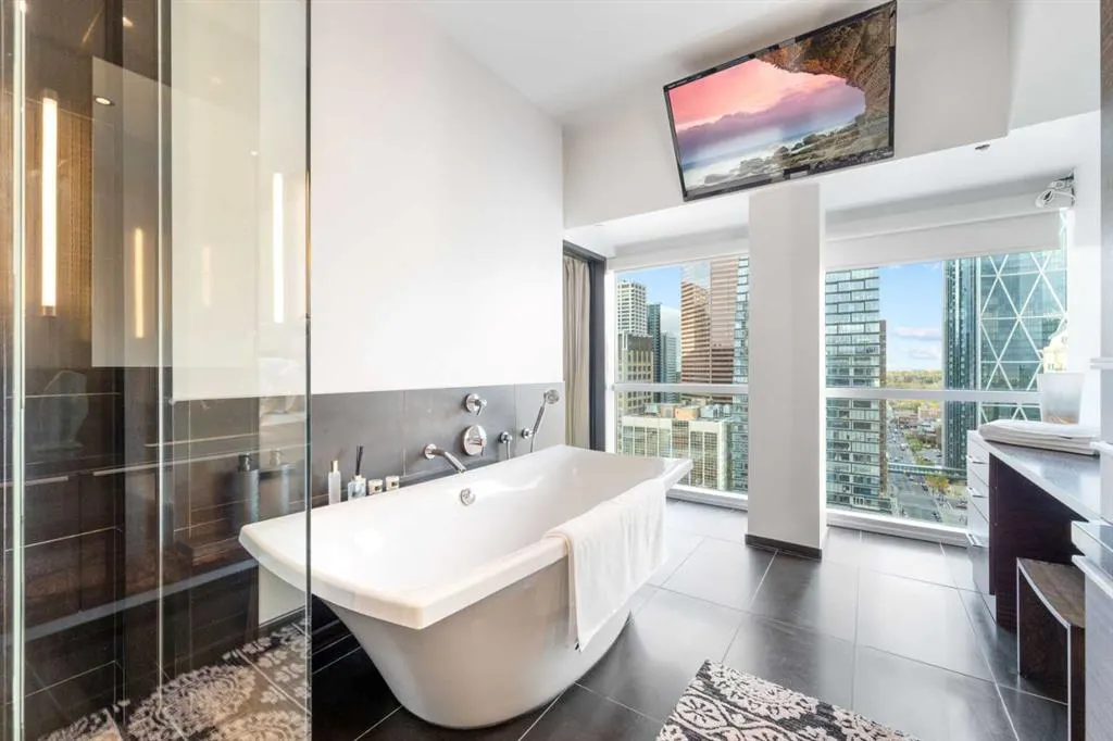 108 9th Avenue SW, #2004